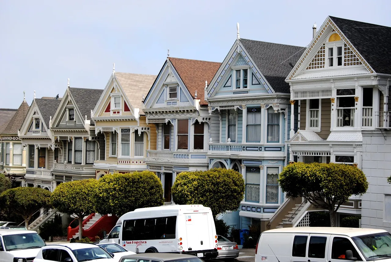 Painted Ladies vor der Skyline